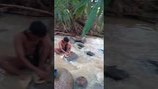 Mandi Di Sungai Setelah Hujan Deras Di Kampung