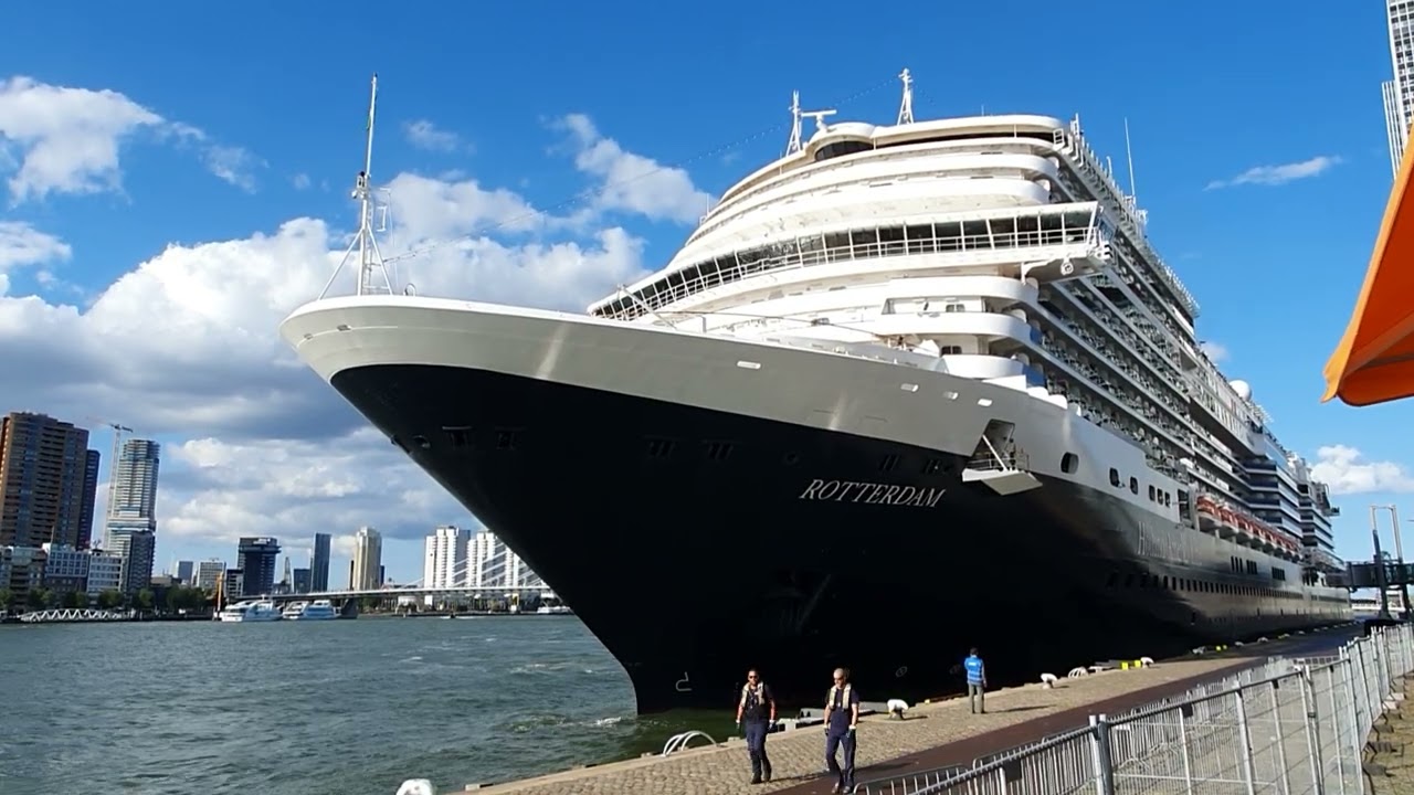 Ms Rotterdam van holland america line vertrekt uit Rotterdam