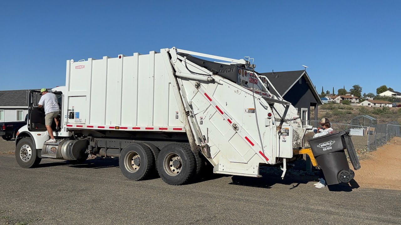 Wingfield Peterbilt Leach 2RII Rear Load Garbage Tuck