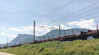 Treno merci con doppia di E405 passaggio lento (carico di tondini di ferro)