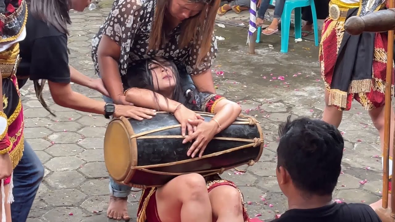 Gawat Sampai Kuwalahan Susah Disembuhkan ❗ Cewek Cantik Kesurupan Kuda Lumping