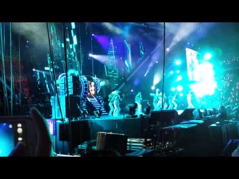 周杰伦2013魔天伦世界巡回演唱会新加玻站。演唱会的开场