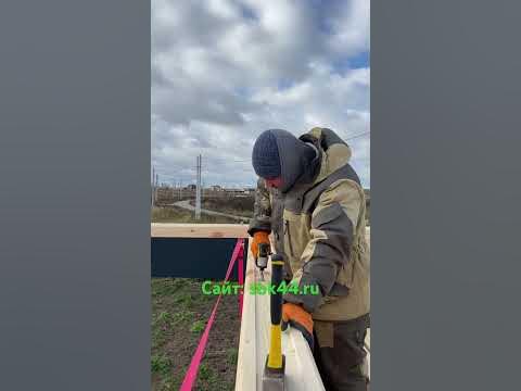 Стягиваем венцы бруса на пружинный узел силы. Сборка дома из ...