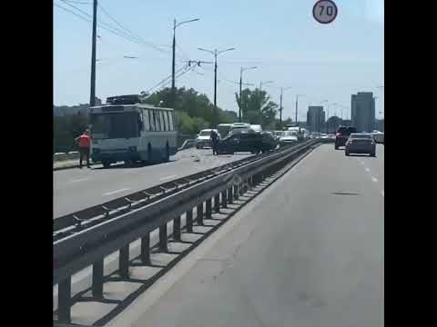 У Дніпрі на з'їзді з Нового мосту сталася аварія: рух транспорту ускладнено