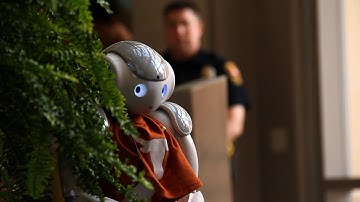Robots Welcome Bill Gates to Campus
