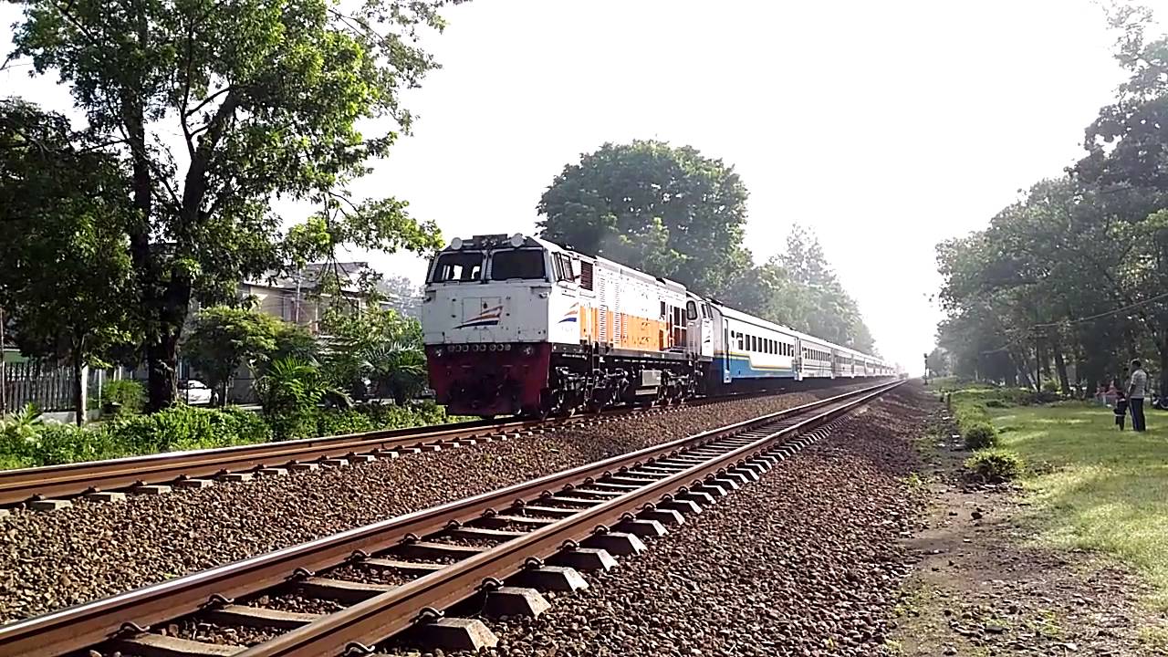 Kereta Api Indonesia Eksekutif+Bisnis: Lodaya Pagi - YouTube