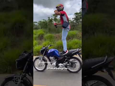 Lázaro Du grau andando em pé na moto e tomando uma coca cola