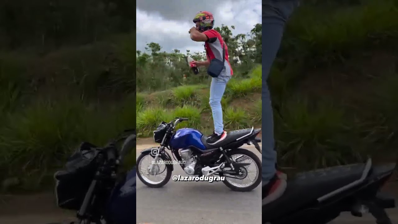 Lázaro Du grau andando em pé na moto e tomando uma coca cola