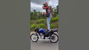 Thumbnail of Lázaro Du grau andando em pé na moto e tomando uma coca cola