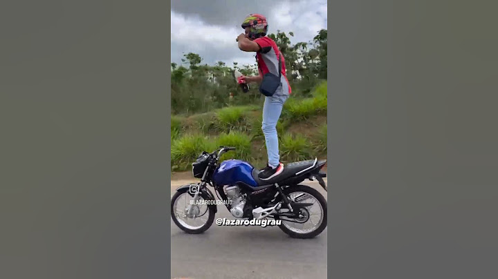 Lázaro Du grau andando em pé na moto e tomando uma coca cola