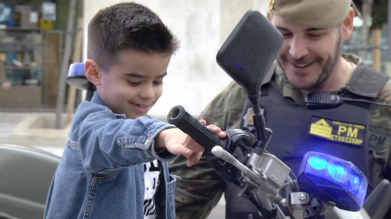 El equipo cinológico de la Policía Militar hace disfrutar a los ceutíes