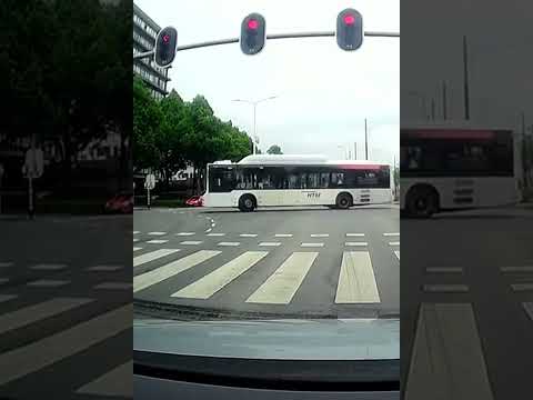 Scooterrijder ontsnapt aan gruwelijk ongeluk in Rijswijk | #Shorts