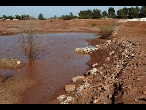 Vidéo: Qu'est-ce qui rend la boue rouge?