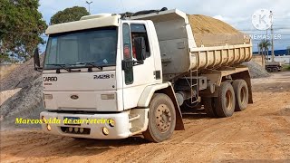 Ford cargo 2428 caminhão caçamba. caminhão caçamba trucado descarregando areia no depósito. #caçamba