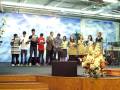 Grupo de adolescente da igreja cantando o hino Santo