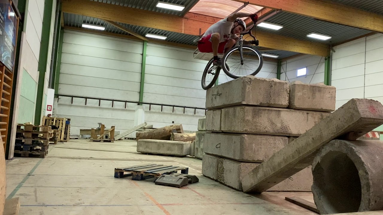 Half pedal Hop to front (side landing) / 1/2 tour rebond piqué (arrivée laté)