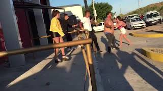Pelea entre dos jóvenes terminó en una gresca a la salida de un boliche