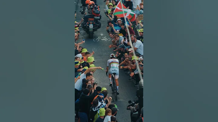 🙌 La folla acclama Pogačar #tadejpogacar #five #monument #uae #cycling #rider #bike #italy #love