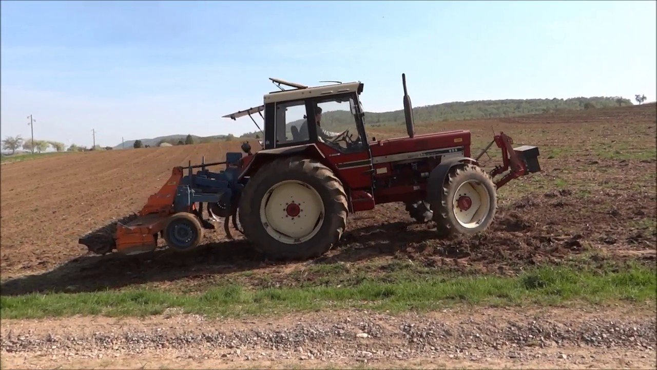 IHC 955 Mais Acker Grubbern