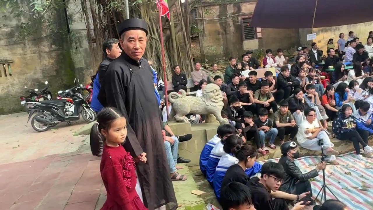 Hai ông cháu trẩy hội du Xuân Bính Ngọ