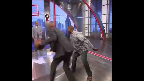 Chuck punches Shaq and runs away #Shorts - DayDayNews