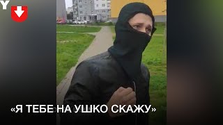 Жильцы пытаются поговорить с человеком в балаклаве, который приехал снимать флаг во дворе