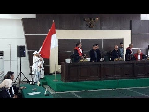 Habib Bahar Bin Smith Mencium Bendera Merah Putih Setelah Divonis Tahun Penjara Habib Bahar Bin Smith Mencium Bendera Merah Putih Setelah Divonis Tahun Penjara