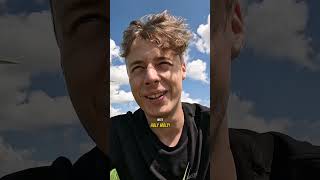 Thumbnail for Slootje springen met WITTE schoenen… 🤢