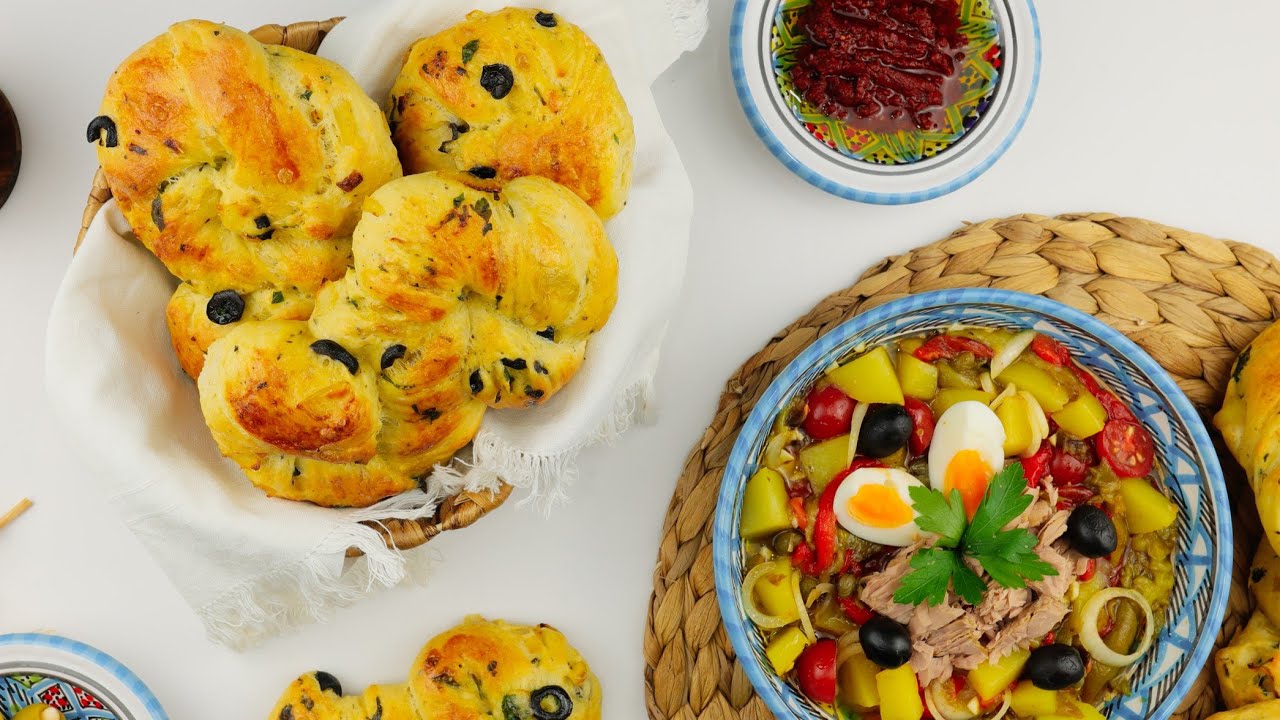 Pains aux olives🌙⭐ خبز مبسس بالزيتون و البصل مع فكرة سلاطة مشوية مختلفة