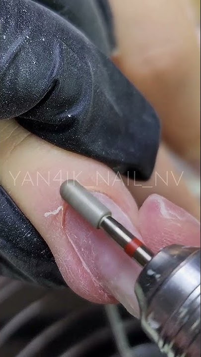 срезаем кутикулу фрезой бочонок #фрезабочонок #аппаратныйманикюр # ...