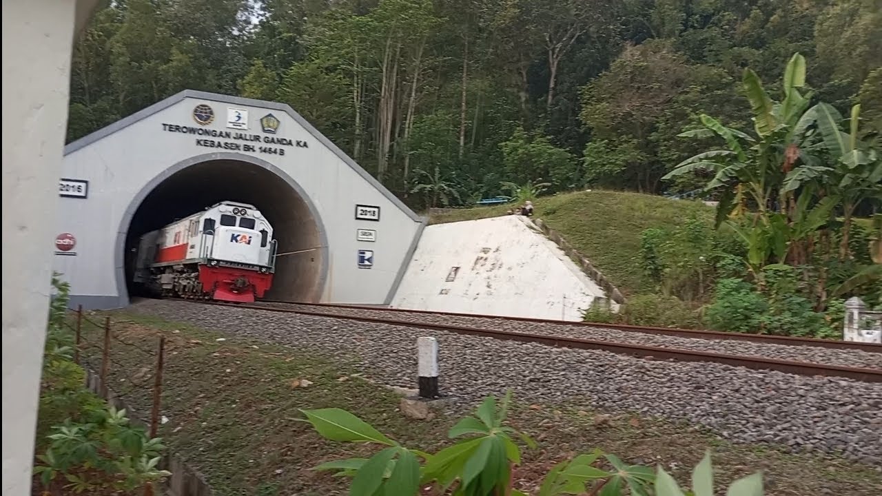 KA Gaya Baru Malam Selatan (V1) keluar Terowongan Kebasen. - YouTube