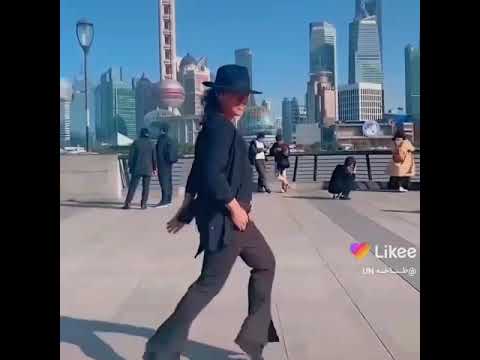 شاب موهوب يقلد رقص مايكل جاكسون