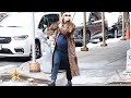 Jennifer Lawrence envolve sua barriga de grávida em um casaco com estampa animal
