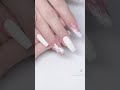 Nail art des feuilles d'or recouverte d'encre blanc