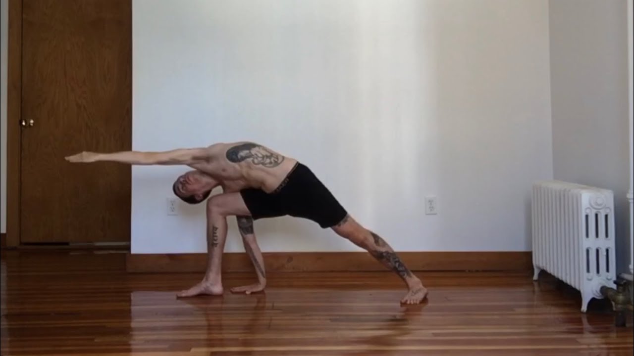 ashtanga mysore Utthita Pārśvakoṇāsana - Extended Side Angle Pose
