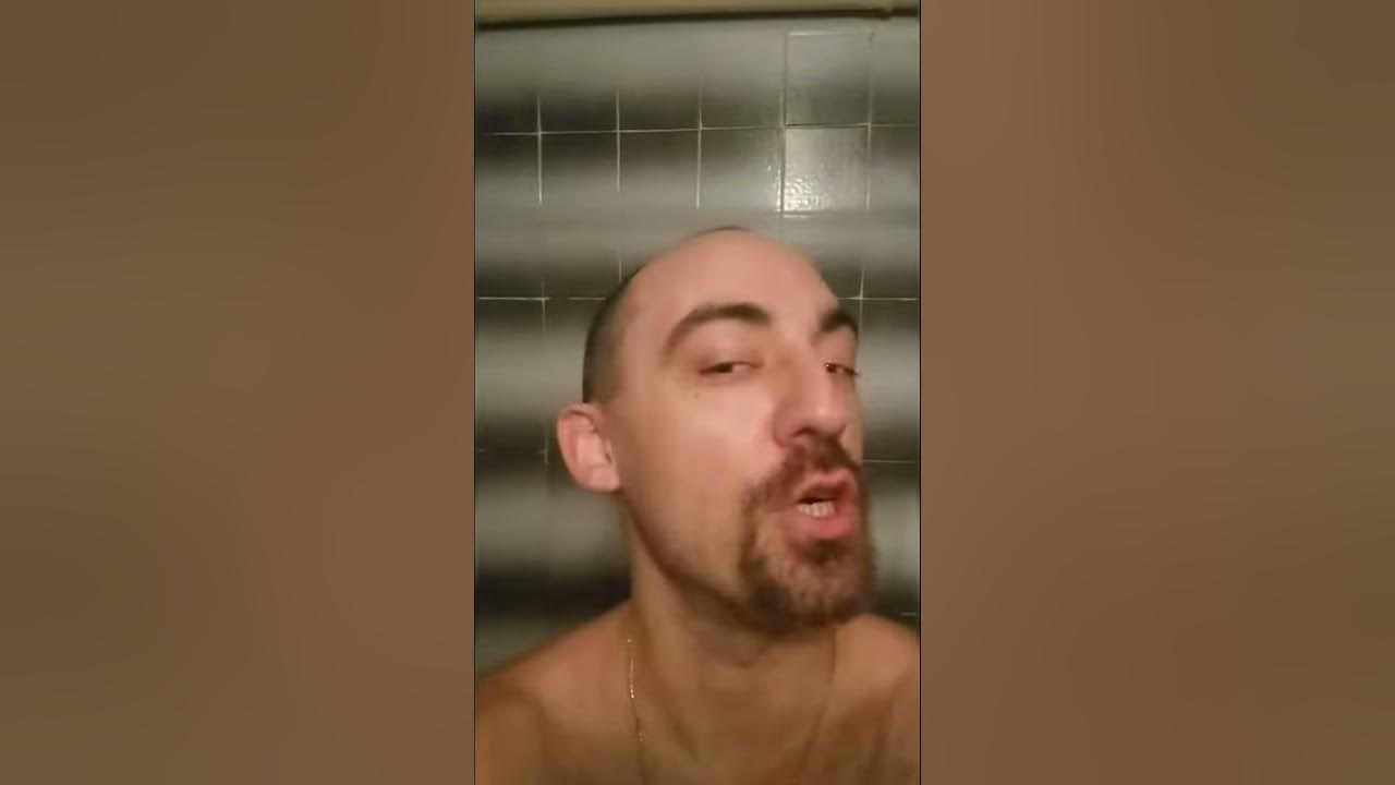 Мужику делают армпит