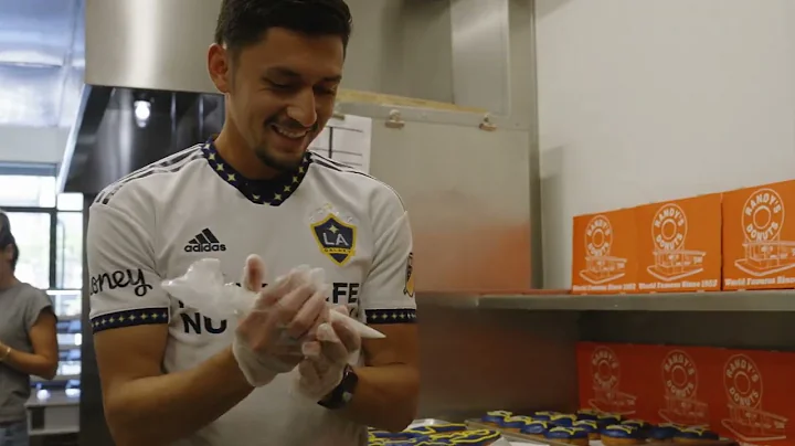 Creating a Quasar Donut with Randy's Donuts | LA Galaxy