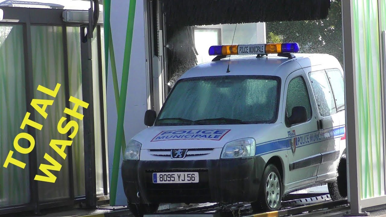 French Peugeot Police Car Total Wash - Französischer Polizeiwagen in der Waschanlage