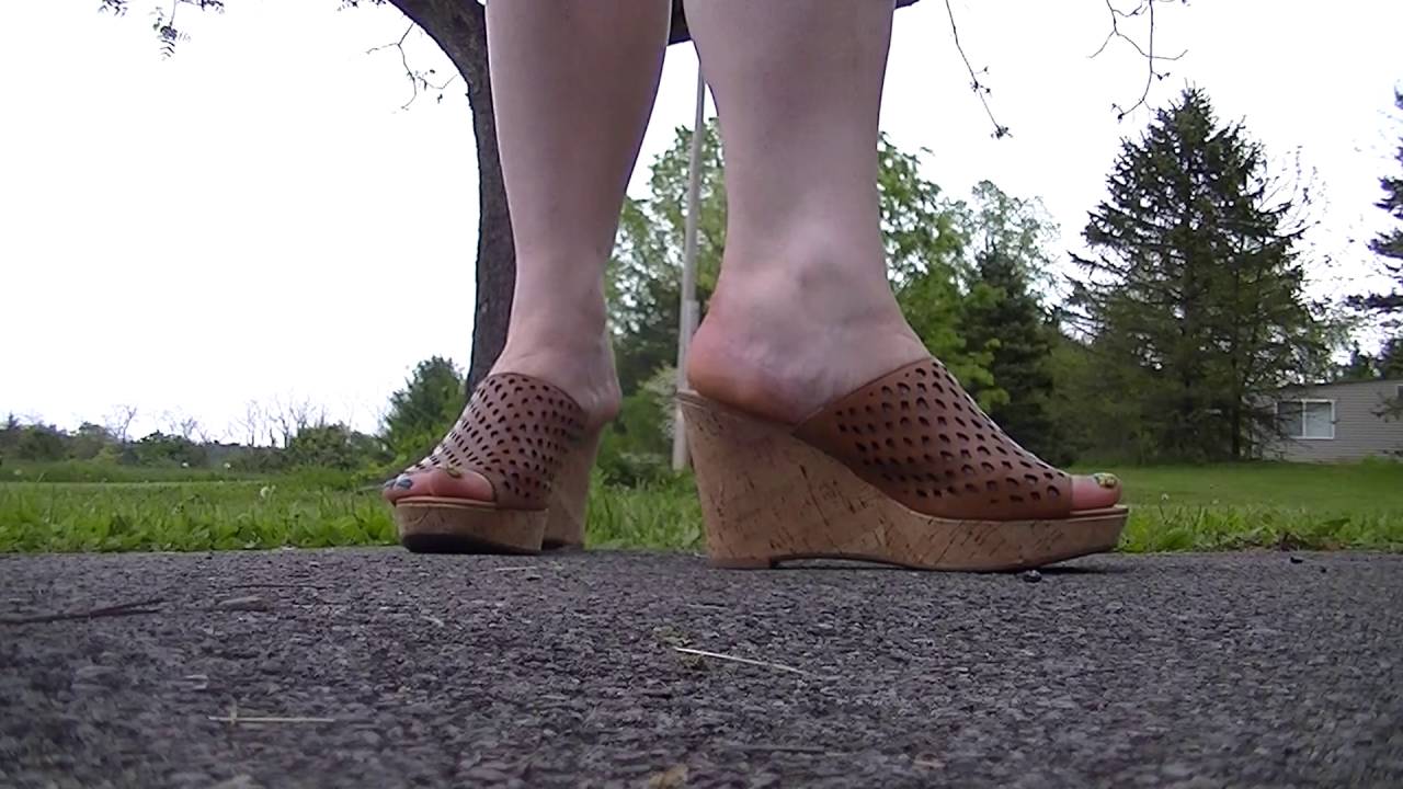 lazy sunday ootd with cute wedge shoe