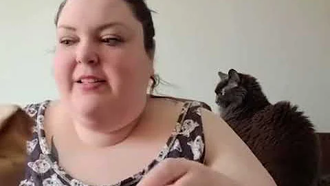 stan twitter: lady pretending like she forgot to order a salad