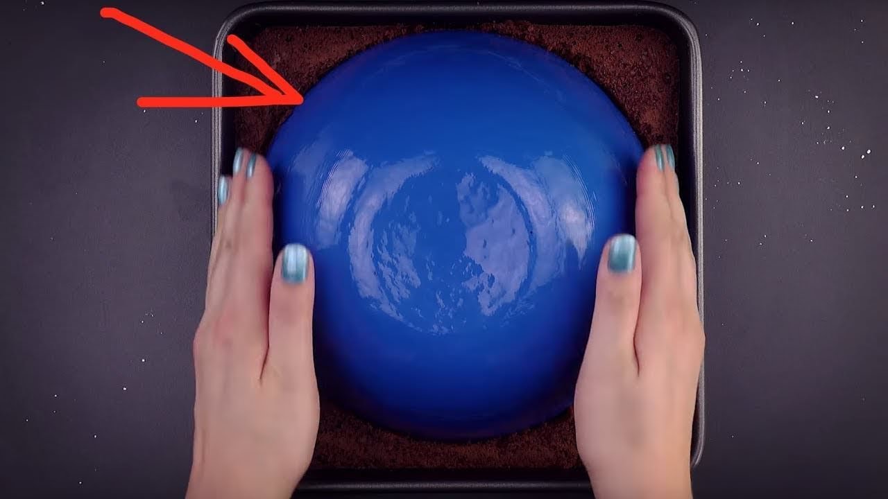 Premi una ciotola su una torta. È fantastico!