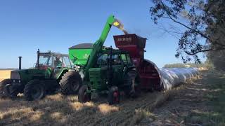 Embolsando cebada akron E9250, tractor Deutz AX 4.140 y Deutz A60