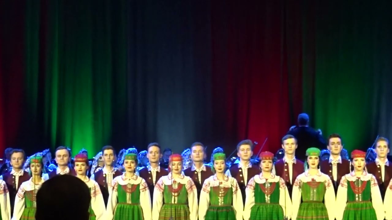 Rzym: Hymn włoski oraz polski w wykonaniu zespołu Mazowsze