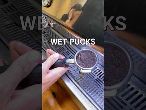 Видео: What are your thoughts on wet and watery coffee pucks? Is your espresso ruined? #barista #coffee