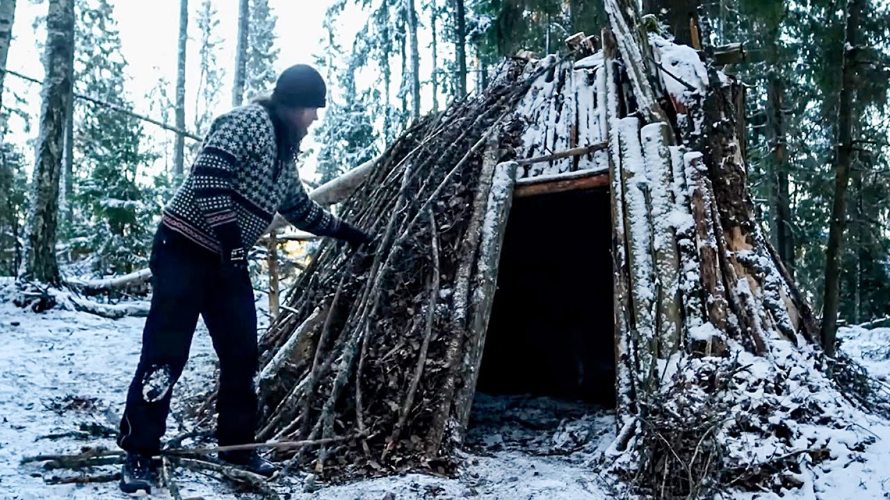 Alone in the Frozen Forest – Building a Wood Shelter to Survive the Night