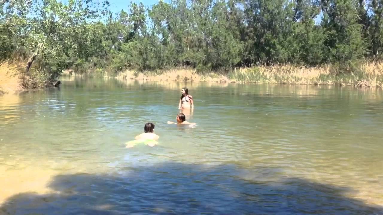 Disfrutando en el río - YouTube