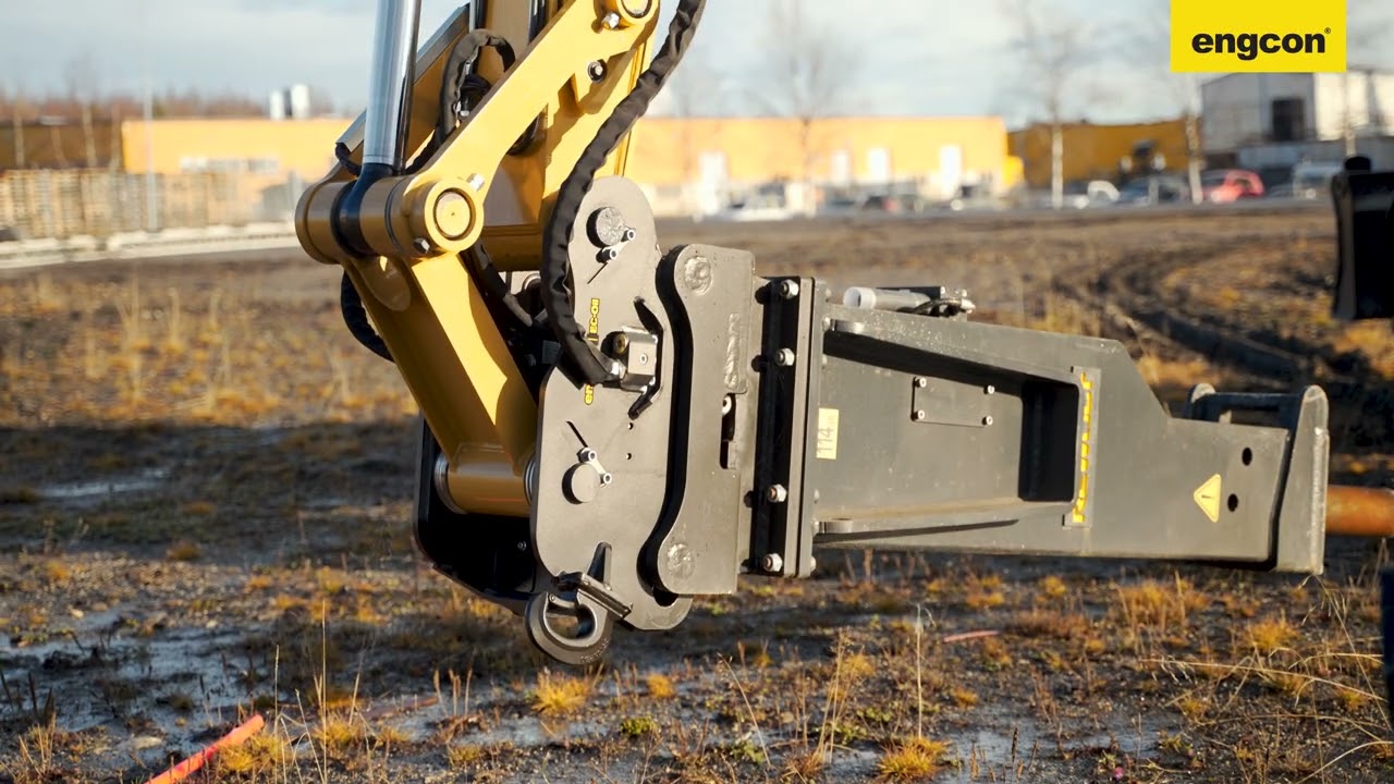 engcon EC319 with a hammer on a Cat 315