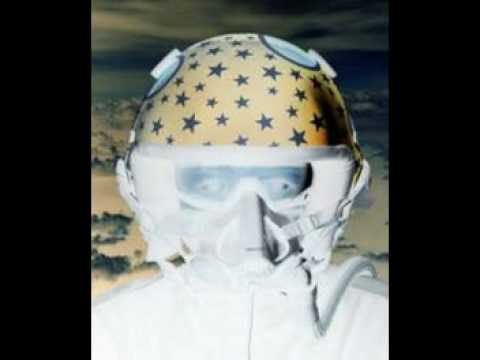 在 YouTube 上观看 Hawkwind / Hawklords - Free Fall