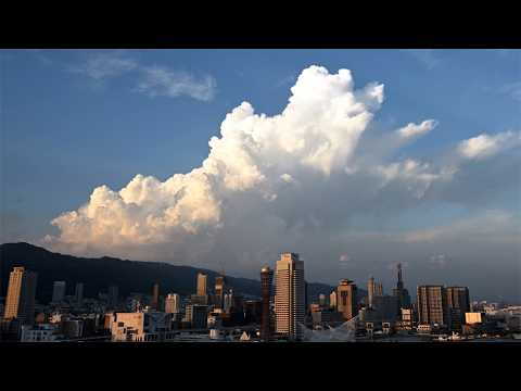 もくもく、わき立つ巨大な積乱雲 神戸上空に出現