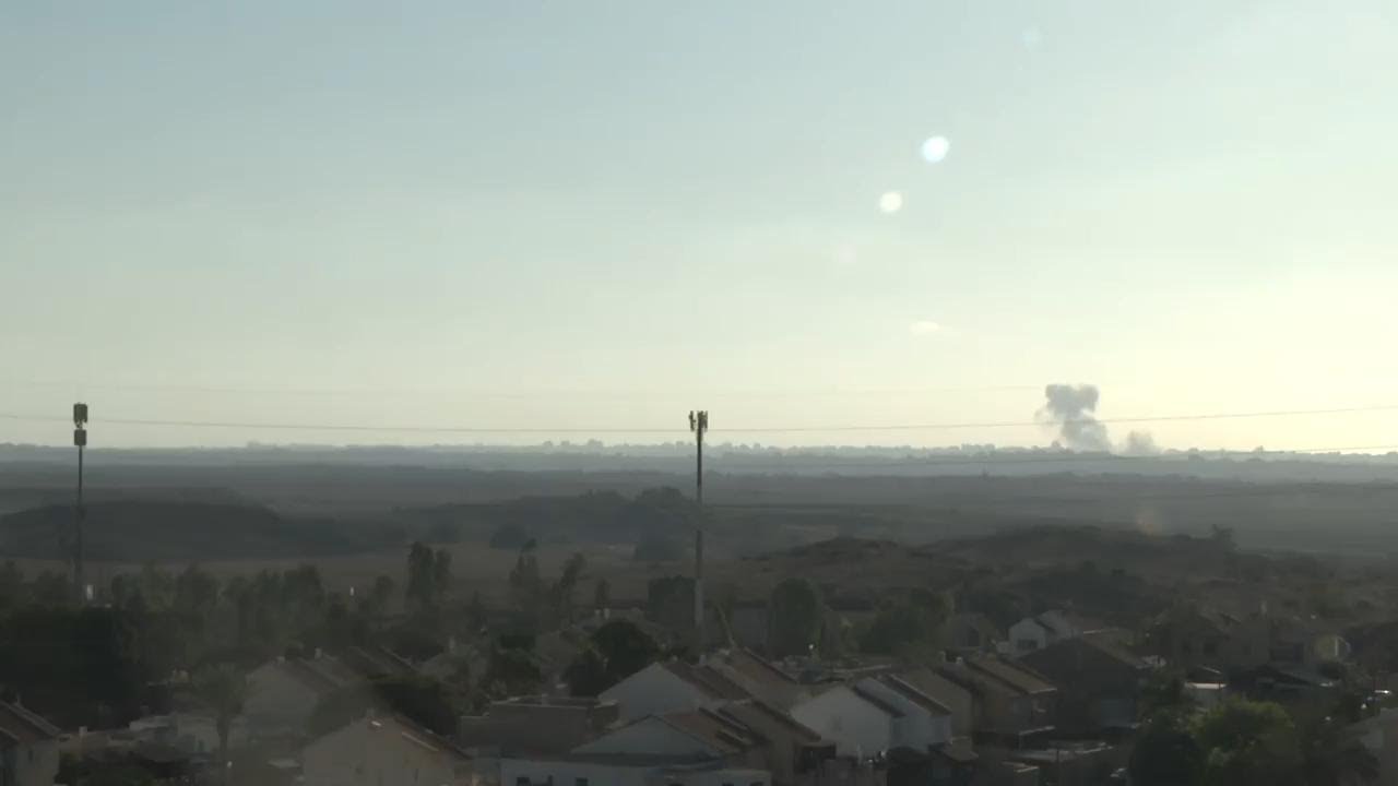 Cloud of black smoke seen billowing in the sky of the Gaza Strip - YouTube